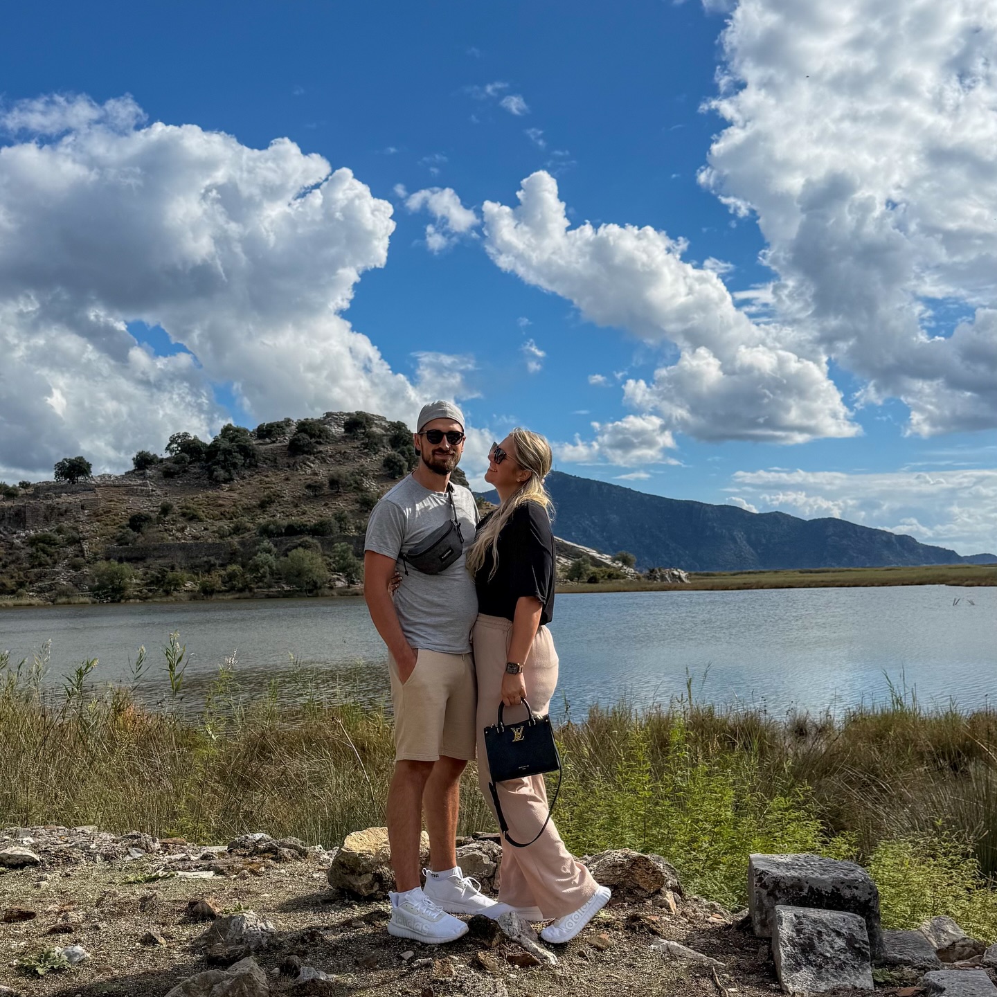 Katha und Bennet an einem See